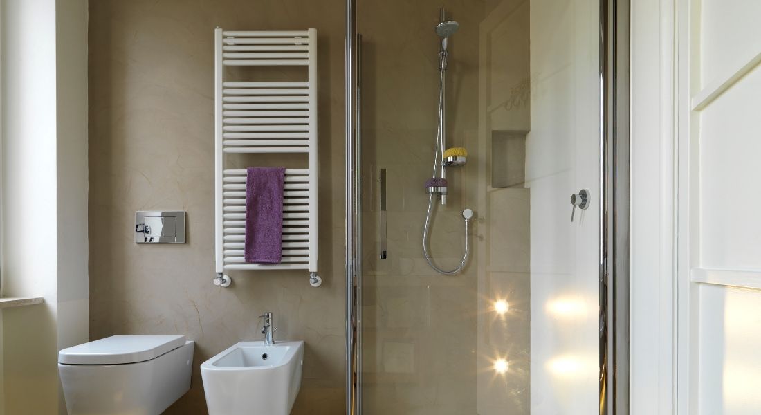Kabiny prysznicowe – z brodzikiem czy bez?