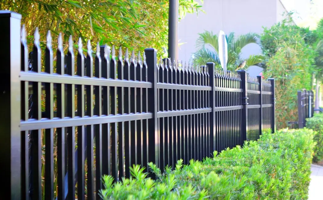 Słupki ogrodzeniowe – solidne fundamenty dla każdego rodzaju ogrodzenia