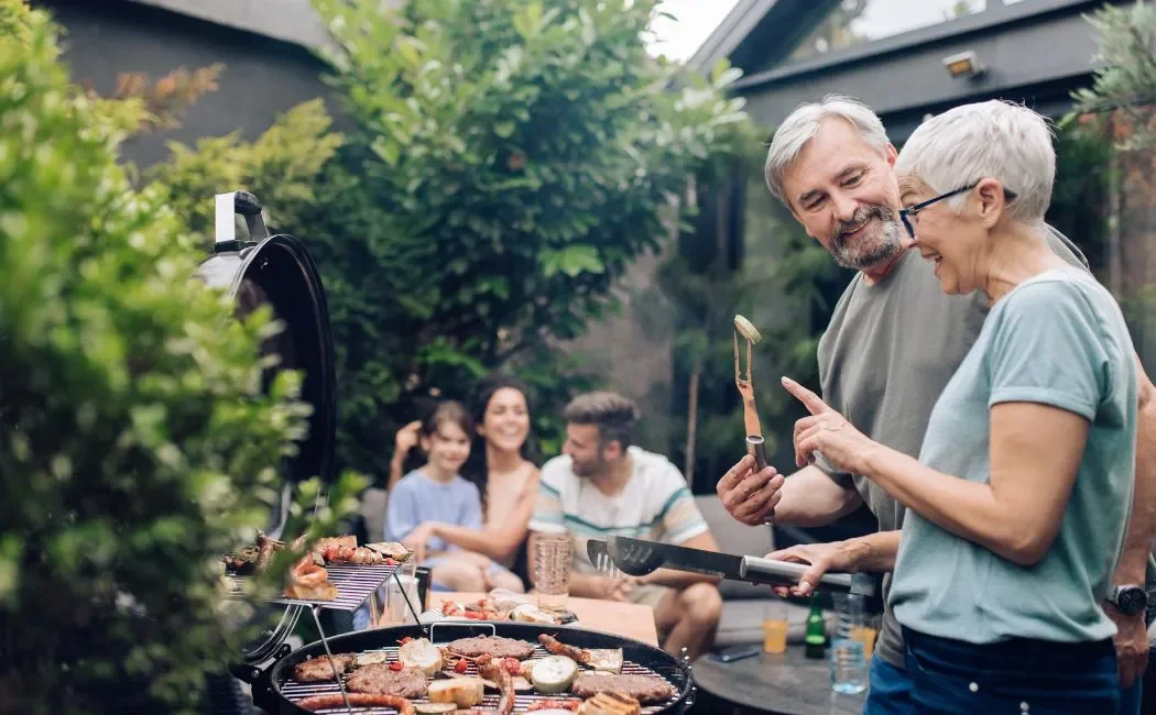 Rodzinne BBQ pod chmurką? Sprawdź, jak urządzić przestrzeń wokół domu