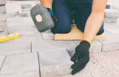 Jak wybrać płyty chodnikowe do ogrodu, ścieżki i wejścia do domu?