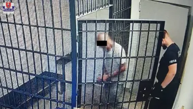 Policjanci zatrzymali agresywnego 75-latka, który zaatakował ich maczetą, siekierą i nożem - Aktualności KMP Zamość