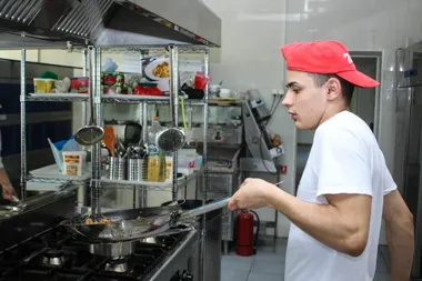 Termosy i pojemniki gastronomiczne – praktyczne rozwiązania dla cateringu