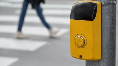 Policjant i pan Mrówka uczyli dzieci, jak bezpiecznie wrócić ze szkoły