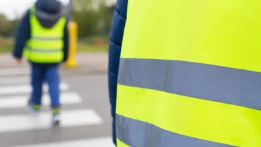 Kaski i odblaski dla uczniów w Zamościu. Policjanci przypomnieli o nowych zasadach