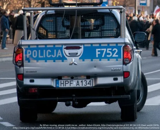 Policjanci wybili szybę, aby uratować dziecko zamknięte w nagrzanym aucie