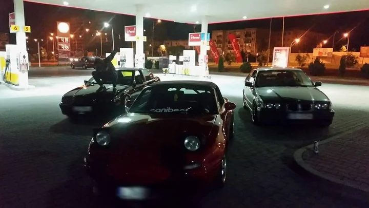 Grafika promocyjna wydarzenia MotoPasterka 2025 Zamość — nocne spotkanie miłośników motoryzacji