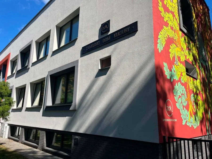 Grafika promocyjna wydarzenia Uroczyste odsłonięcie muralu inspirowanego Zamojskim Latem Teatralnym