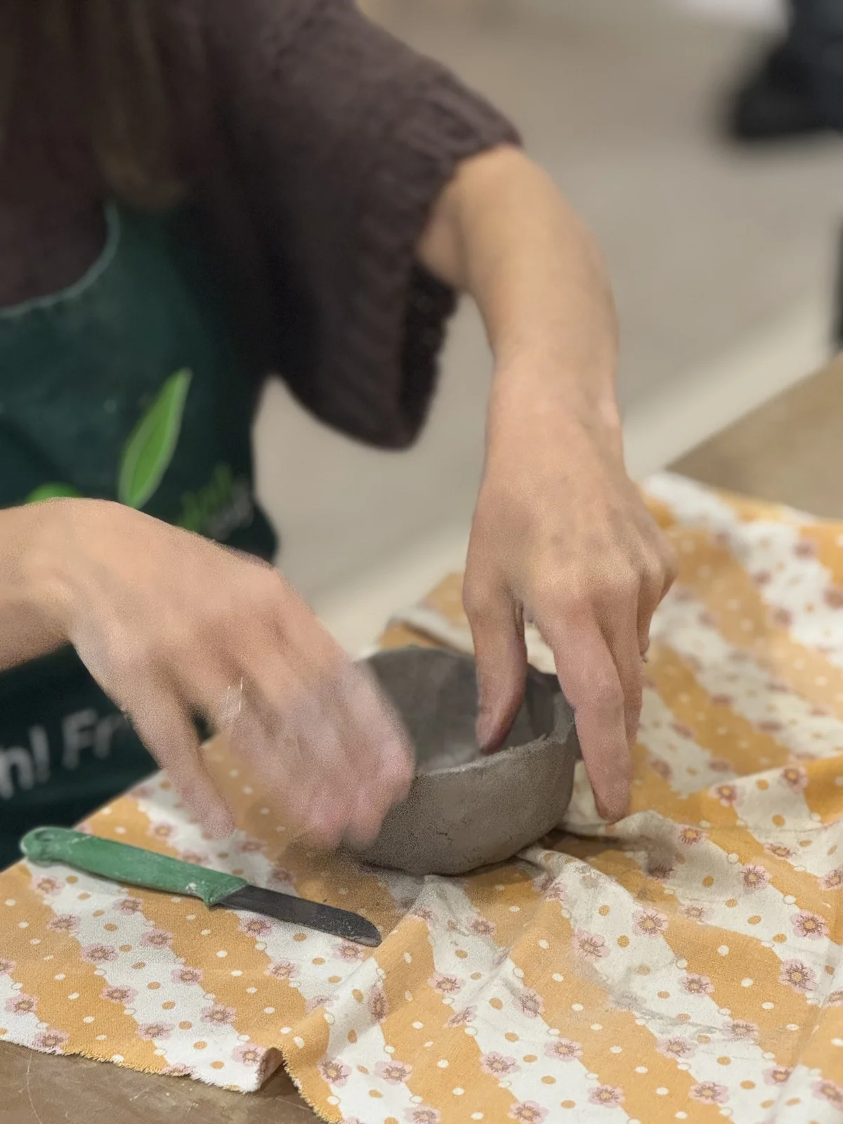 Grafika promocyjna wydarzenia Warsztaty ceramiczne w Zamościu – twórcze spotkanie z gliną dla początkujących