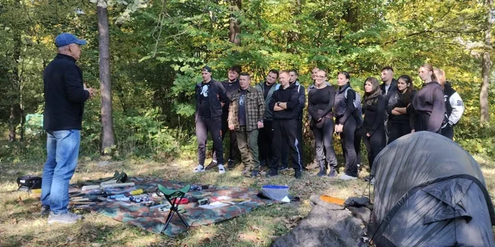 Ogień, schronienie i plecak ratunkowy. Studenci ćwiczyli survival