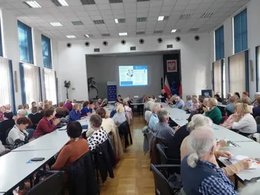 Nie tylko wykłady. Seniorzy w Zamościu mogli zrobić badania i zawnioskować o opaski
