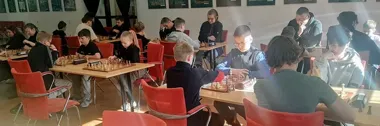 Szachy i biało-czerwone emocje w MDK - młodzi gracze zagrali o podium
