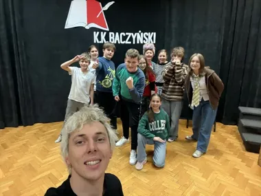 Teatralny zastrzyk energii w MDK Zamość - młodzi pracowali z Marcinem Lipskim