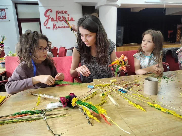Małe ręce, wielka tradycja - w MDK powstały palmy wielkanocne