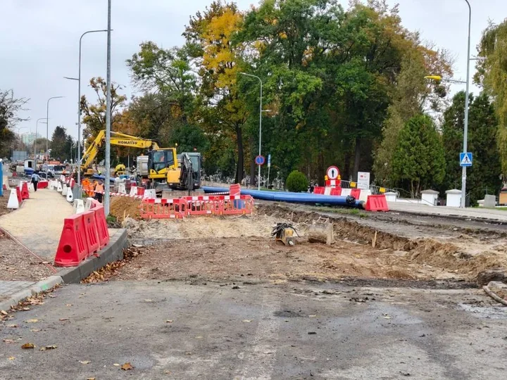 Ulica Peowiaków zamknięta przy cmentarzu. Wyznaczono objazd i parking