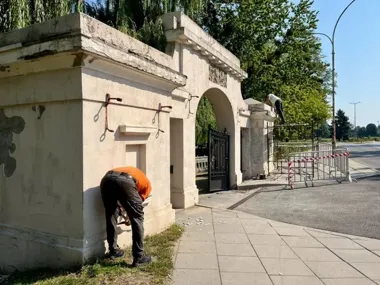 Stare tynki znikają z bramy do Parku Miejskiego przed jubileuszem