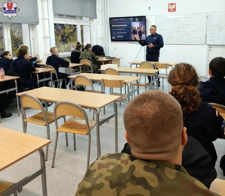 Zajęcia w klasie mundurowej w Zamościu. Policjant wyjaśnił, kto za co odpowiada