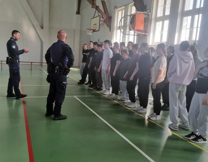 Policyjni instruktorzy w Zamościu - uczniowie ćwiczyli chwyty i kontrole