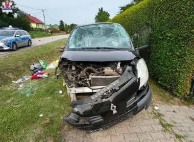 Zasnął za kierownicą i uderzył w betonowy przepust. Renault dachowało