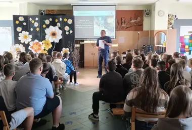 Policjanci wyszli przed szkołę i przećwiczyli z dziećmi przejście przez jezdnię