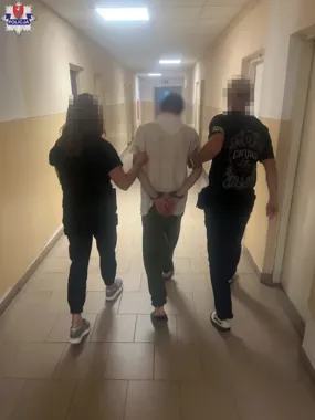 Zarzuty po oszustwach „na policjanta”. 20-latek miał odebrać ponad 297 tys. zł