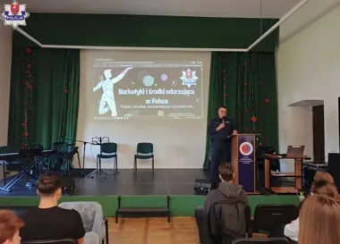 Hejt, uzależnienia i odpowiedzialność prawna. Policjant spotkał się z młodzieżą
