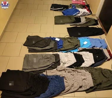 Podrobione koszulki i spodenki na giełdzie w Mokrem - 40-latek zatrzymany