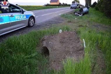 Policjanci na wolnym wyciągnęli kierowcę z toyoty po dachowaniu