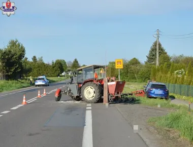 W Wielączy - zderzenie ciągnika z renault, 75-latek nie miał uprawnień
