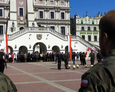 Rynek Wielki pełen mundurów - Zamość świętował Konstytucję 3 Maja