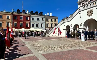 W Zamościu na maszt poszła flaga - obok stanęły służby i młodzież