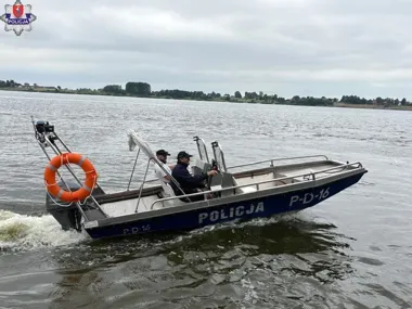Policyjna łódź patroluje zalew w Nieliszu. Funkcjonariusze są też na wodzie