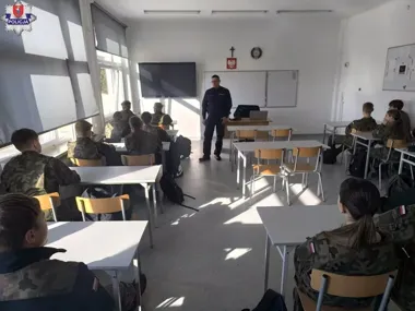 Policjant uczył w klasie mundurowej - mundur jako zobowiązanie wobec społeczeństwa