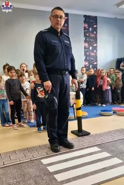 Makieta przejścia i auta - policjant zaskoczył przedszkolaki w Zamościu