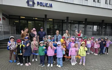 Przedszkolaki zobaczyły policyjny sprzęt i psy służbowe w Zamościu