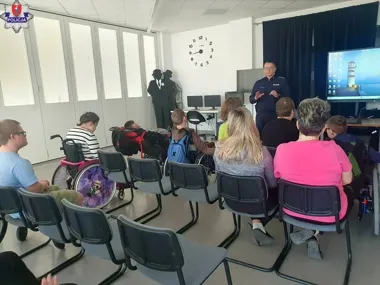 W Zamościu policjant ostrzegł młodzież - w sieci anonimowość nie istnieje