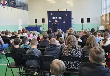 Szkoła w Wysokiem wystawiła inscenizację - policjant ostrzegał przed hejtem