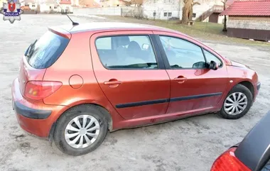Wyprzedziła rowerzystę i wjechała na parking - 66-latek trafił do szpitala
