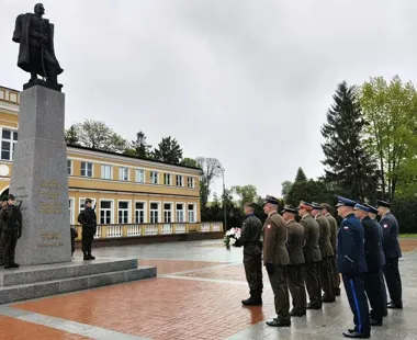 W Zamościu mundurowi oddali hołd Piłsudskiemu w 91. rocznicę śmierci