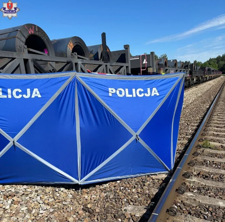 Leżał na torach, pociąg towarowy nie wyhamował pod Rudką
