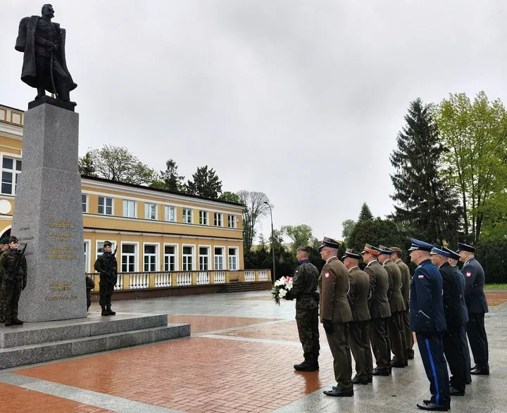 W Zamościu mundurowi oddali hołd Piłsudskiemu w 91. rocznicę śmierci