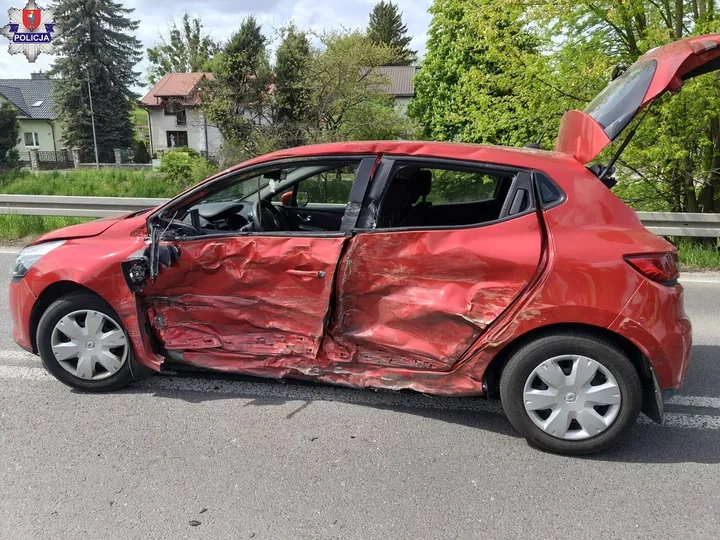 Skręt w lewo przeciął drogę karetce w Zamościu - cztery osoby w szpitalu