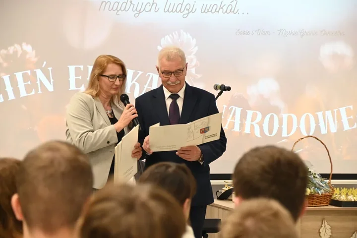 Stypendia i uprawnienia na Dzień Edukacji Narodowej w Zwierzyńcu