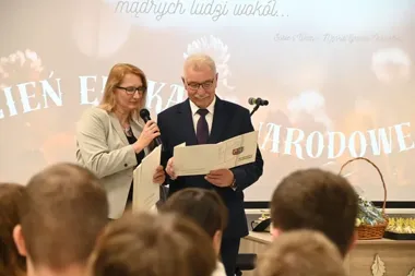 Stypendia i uprawnienia na Dzień Edukacji Narodowej w Zwierzyńcu