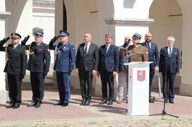 Na Rynku Wielkim uczczono biało-czerwone barwy. Flagi trafiły do szkół