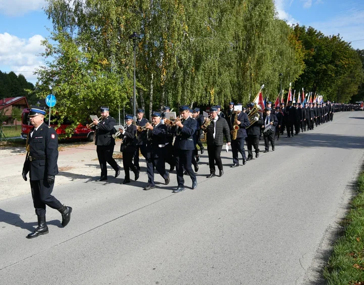 Po mszy strażacy z Zamościa zebrali się przy kapliczce św. Rocha