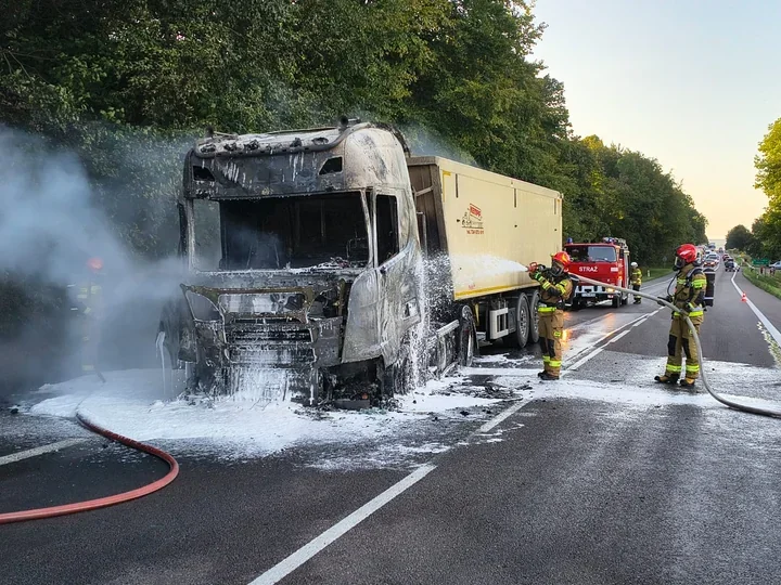 Eksplozja zbiorników na DK17. Ciężarówka spłonęła w Krasnem