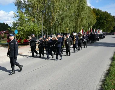 Po mszy strażacy z Zamościa zebrali się przy kapliczce św. Rocha