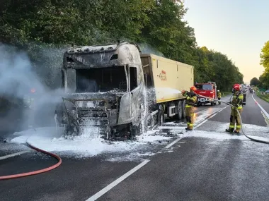Eksplozja zbiorników na DK17. Ciężarówka spłonęła w Krasnem