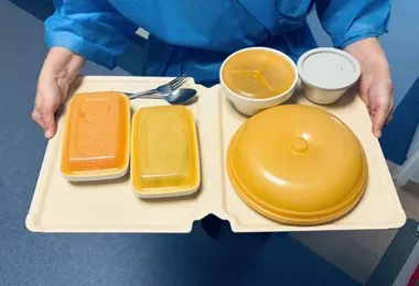 Gorące danie i chłodna surówka w jednym wózku. Szpital zmienia system